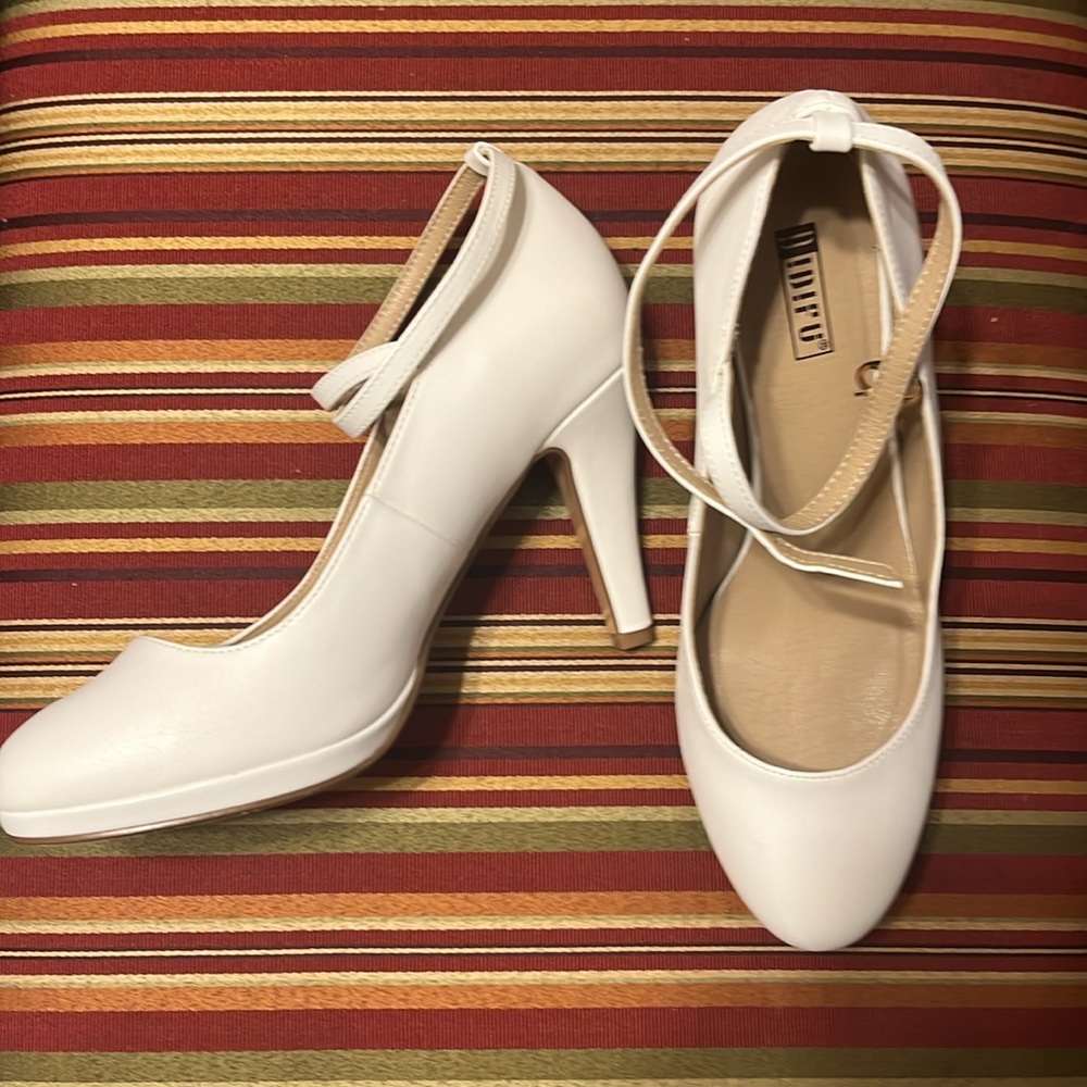Women’s Cute and Comfortable Heels Size 10 - Picture 2 of 6